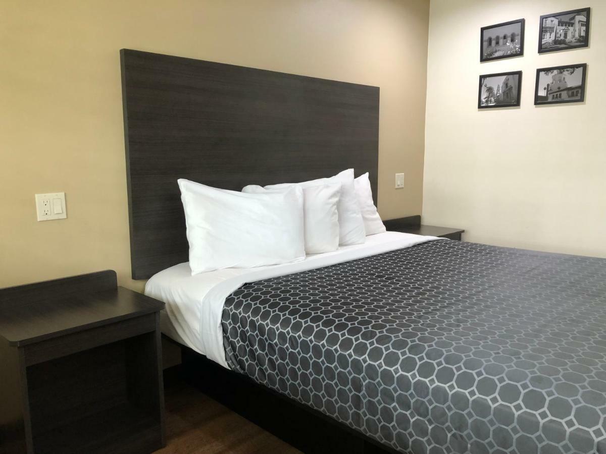 Motel Simply & -